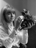 Actress Jane Asher Holding a Kitten, 1965 Lámina fotográfica
