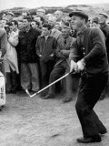 Arnold Palmer Takes a Swing as Crowd Look on Golf Fotografisk tryk Arnold Palmer Takes a Swing as Crowd Look on Golf Fotografisk tryk