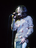 Ray Davies of the Kinks Singing Into the Microphone During a Concert 1973 Fotografie-Druck