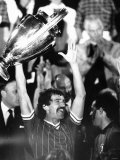 Graeme Souness of Liverpool Holds European Cup 1984, After Beating Roma 4-2 After Penalties Fotografie-Druck