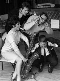 Comedians Eric Morecambe, Ernie Wise and Singer Mark Wynter as Actress Anna Dawson Plays Saxophone Lámina fotográfica Comedians Eric Morecambe, Ernie Wise and Singer Mark Wynter as Actress Anna Dawson Plays Saxophone Lámina fotográfica