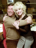 Radio Presenter Terry Wogan and American Country Singer Dolly Parton During Wogan's Radio Show Fotografisk tryk Radio Presenter Terry Wogan and American Country Singer Dolly Parton During Wogan's Radio Show Fotografisk tryk