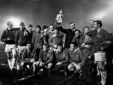 Leeds United Manager Don Revie Proudly Holds the League Championship Trophy Lámina fotográfica Leeds United Manager Don Revie Proudly Holds the League Championship Trophy Lámina fotográfica