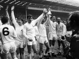 Football Tottenham Hotspur Players Celebrate with the FA Cup Trophy on the Pitch at Wembley Lámina fotográfica Football Tottenham Hotspur Players Celebrate with the FA Cup Trophy on the Pitch at Wembley Lámina fotográfica