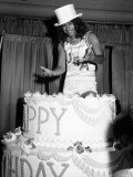 Alice Cooper American Rock Singer Jumps Out of a Birthday Cake 1975 Fotografiskt tryck Alice Cooper American Rock Singer Jumps Out of a Birthday Cake 1975 Fotografiskt tryck