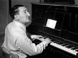 Song Writer Harry Leon Playing Piano. May 1953 Lámina fotográfica Song Writer Harry Leon Playing Piano. May 1953 Lámina fotográfica