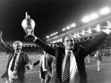 George Graham Savours Magic Moment After Arsenal Beat Liverpool Two Nil at Anfield Lámina fotográfica George Graham Savours Magic Moment After Arsenal Beat Liverpool Two Nil at Anfield Lámina fotográfica
