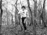 Steve Jones Pop Guitarist the Sex Pistols 1977 Running Through Woods in Holland Fotografie-Druck