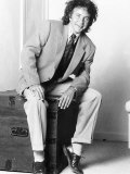 David Essex Singer Sitting on Blanket Chest Fotografisk tryk David Essex Singer Sitting on Blanket Chest Fotografisk tryk