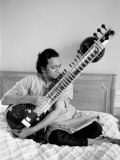 Ravi Shankar Playing the Sitar in His Suite at the Savoy Hotel Photographie