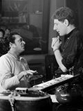 Ravi Shankar in Discussions with Producer Jonathan Miller in the BBC Sound Studio Lámina fotográfica Ravi Shankar in Discussions with Producer Jonathan Miller in the BBC Sound Studio Lámina fotográfica