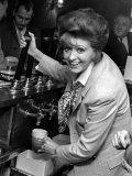 Pat Phoenix of Coronation Street is the New Licencee of the Navigation Hotel Fotografisk tryk