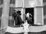 Tottenham Hotspur Team Hold FA Cup Trophy Aloft from Tottenham Town Hall to a Crowd of Fans Lámina fotográfica
