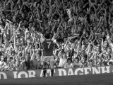 Arsenal V Leeds Liam Brady Celebrates His Goal with the Crowd, August 1978 Fotografie-Druck