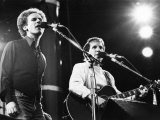 On Stage. Art Garfunkel and Paul Simon at Wembley. June 1982 - Fotografik Baskı