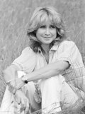 Felicity Kendal from the TV Program, Solo, Sitting in Grass, July 1982 Lámina fotográfica Felicity Kendal from the TV Program, Solo, Sitting in Grass, July 1982 Lámina fotográfica
