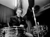 1960s Jazz Performer Buddy Rich, Playing Drums Lámina fotográfica 1960s Jazz Performer Buddy Rich, Playing Drums Lámina fotográfica