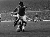 Manchester United's George Best is Challenge by Stoke Defender March 1972 Fotografisk trykk