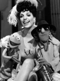 Liza Minnelli with Her Muppet Favorites Kermit the Frog and Zoot, During Rehearsals on Tuesday Lámina fotográfica Liza Minnelli with Her Muppet Favorites Kermit the Frog and Zoot, During Rehearsals on Tuesday Lámina fotográfica