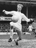 Leeds United's Jack Charlton in Action Against Southampton During Their League Match c.1968 Lámina fotográfica