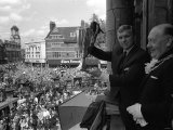 West Ham Captain Bobby Moore Shows the European Cup Winners Trophy to the Crowds Lámina fotográfica West Ham Captain Bobby Moore Shows the European Cup Winners Trophy to the Crowds Lámina fotográfica