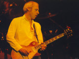 Mark Knopfler Performing at the Newcastle City Hall with His Five Piece Band, May 1996 Fotografisk tryk Mark Knopfler Performing at the Newcastle City Hall with His Five Piece Band, May 1996 Fotografisk tryk