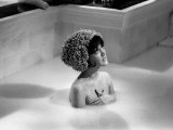Carry on Cleo Film at Pinewood Studios Amanda Barrie as Cleopatra Pictured Taking a Milk Bath Lámina fotográfica