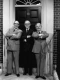 Sir Alec Guinness with Eric Morecambe and Ernie Wise Appearing in Morecambe and Wise Christmas Show Lámina fotográfica Sir Alec Guinness with Eric Morecambe and Ernie Wise Appearing in Morecambe and Wise Christmas Show Lámina fotográfica