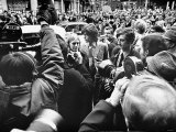 Mick Jagger and Marianne Faithful Make Way Through a Pack of Press Photographers Lámina fotográfica