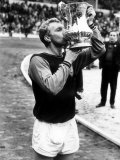 FA Cup Final West Ham United Bobby Moore Kisses the Trophy After His Sides Win Photographie
