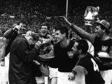 West Ham United Mob Their Manager Ron Greenwood After They Had Won the FA Cup in 1964 at Wembley Lámina fotográfica