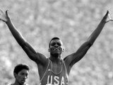 Carl Lewis of the United States of America Wins Gold in the 100 Meters Final Lámina fotográfica Carl Lewis of the United States of America Wins Gold in the 100 Meters Final Lámina fotográfica