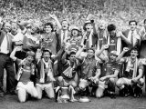 1985 FA Cup Final Everton V Manchester United at Wembley Manchester United Show Off Their Trophy Lámina fotográfica