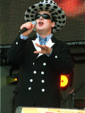 George of Culture Club Performing to an Audience in Aid of the Princes Trust Lámina fotográfica George of Culture Club Performing to an Audience in Aid of the Princes Trust Lámina fotográfica