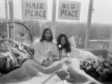 John Lennon and Wife Yoko Ono Having Weeks Love in Their Room at the Hilton Hotel, Amsterdam Fotoprint John Lennon and Wife Yoko Ono Having Weeks Love in Their Room at the Hilton Hotel, Amsterdam Fotoprint