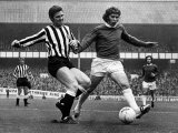 Ollie Burton of Newcastle United Tries to Tackle Alan Ball of Everton During Their Match Fotografie-Druck