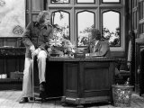 John Thaw and Dennis Waterman on the Morecambe and Wise Show Lámina fotográfica John Thaw and Dennis Waterman on the Morecambe and Wise Show Lámina fotográfica