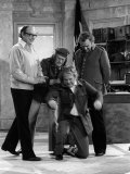 John Thaw and Dennis Waterman on the Morecambe and Wise Show Lámina fotográfica John Thaw and Dennis Waterman on the Morecambe and Wise Show Lámina fotográfica