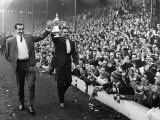 Liverpool vs Inter Milanin, Players Parading FA Cup to Fans After Their Win in the Cup Final Fotografie-Druck