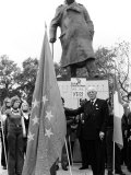 Harold Macmillan Holding the European Flag under the Statue of Sir Winston Churchill Photographie