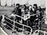 Lindisfarne Filming on Tyne Ferry For Half-Hour Television Show Called 'All Right Now' Lámina fotográfica Lindisfarne Filming on Tyne Ferry For Half-Hour Television Show Called 'All Right Now' Lámina fotográfica
