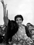 Shirley Bassey Waves to the Crowd Who Turned Out to Welcome Her as She Arrived Back in Cardiff Fotografie-Druck