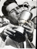Golfer Gary Player Celebrates Winning the Open Golf Championship by Kissing Trophy Lámina fotográfica Golfer Gary Player Celebrates Winning the Open Golf Championship by Kissing Trophy Lámina fotográfica