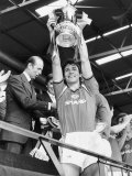 Manchester Uniteds Captain Bryan Robson Shows Off FA Cup to the Wembley Crowd Lámina fotográfica Manchester Uniteds Captain Bryan Robson Shows Off FA Cup to the Wembley Crowd Lámina fotográfica