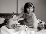 George Best Signing Football in His Hotel Room in Marabella, Spain, July 1972 Fotografie-Druck