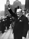 Winston Churchill British Prime Minister Holding His Fingers Up in a V For Victory Sign in Leeds Fotografie-Druck
