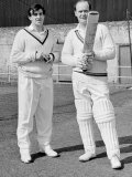 Brian Close and Fred Trueman in the Nets at Yorkshires County Cricket Ground Lámina fotográfica Brian Close and Fred Trueman in the Nets at Yorkshires County Cricket Ground Lámina fotográfica