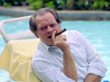 David Jason Sitting on Recliner by Swimming Pool, on Location del Boy Lámina fotográfica David Jason Sitting on Recliner by Swimming Pool, on Location del Boy Lámina fotográfica