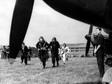 Spitfire Pilots Rushing to Fighter Planes to Meet German Aircraft, Battke of Britain, WWII Lámina fotográfica
