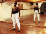 Gary Mason Boxing Former British Heavyweight Champion Working Out in a Dance Studio with Weights Lámina fotográfica Gary Mason Boxing Former British Heavyweight Champion Working Out in a Dance Studio with Weights Lámina fotográfica